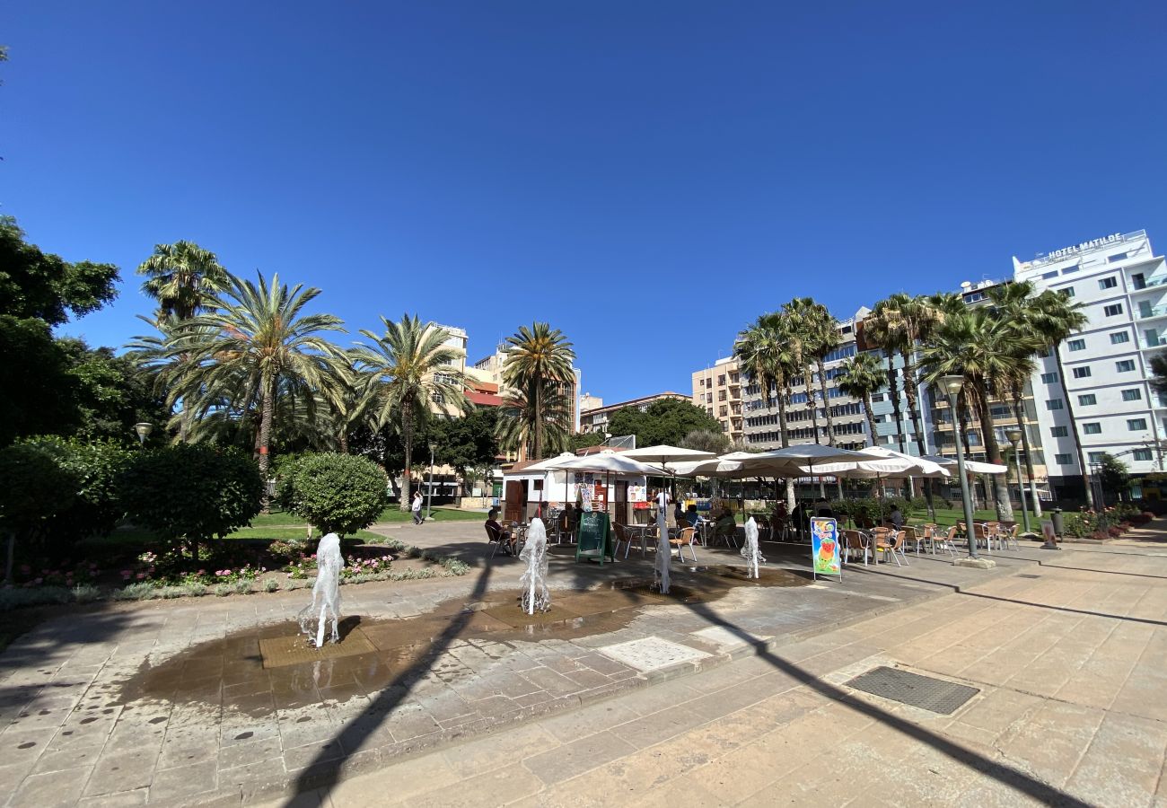 House in Las Palmas de Gran Canaria - Castle and Park view  By CanariasGetaway 