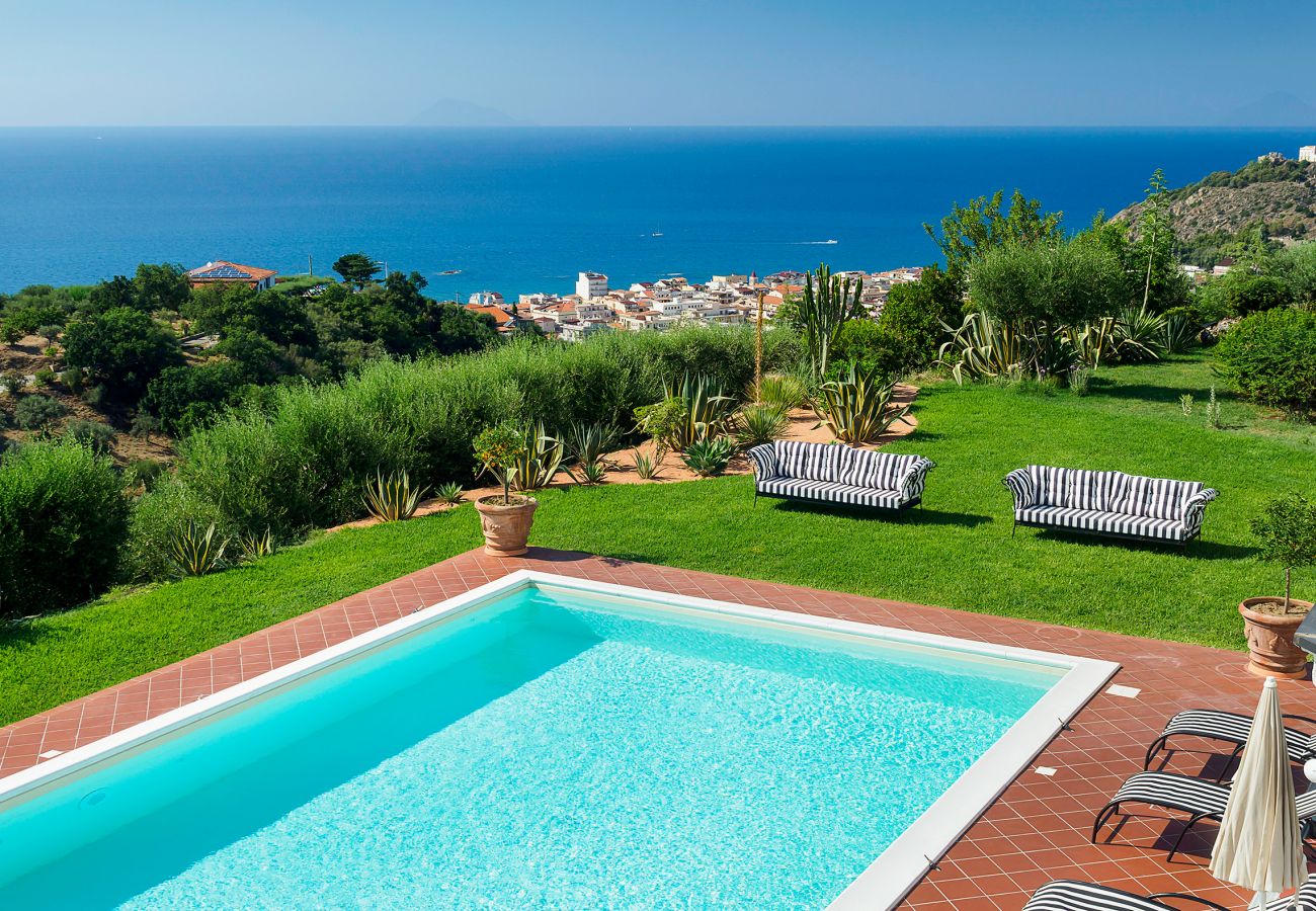 Villa in Capo d´Orlando - Villa with pool near the seaside resort of Capo D'Orlando, with sea views towards the Aeolian Islands, Sicily.