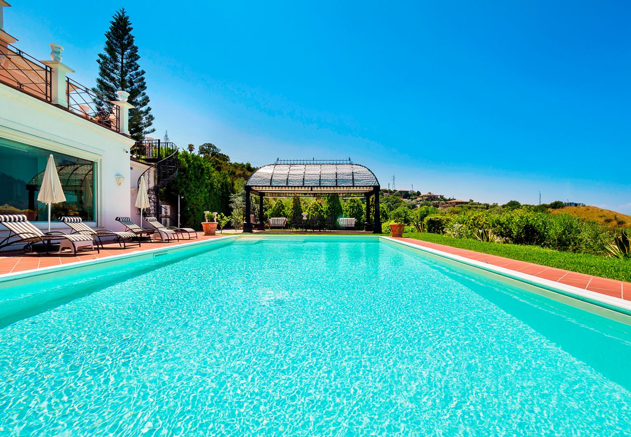 Villa in Capo d´Orlando - Villa with pool near the seaside resort of Capo D'Orlando, with sea views towards the Aeolian Islands, Sicily.