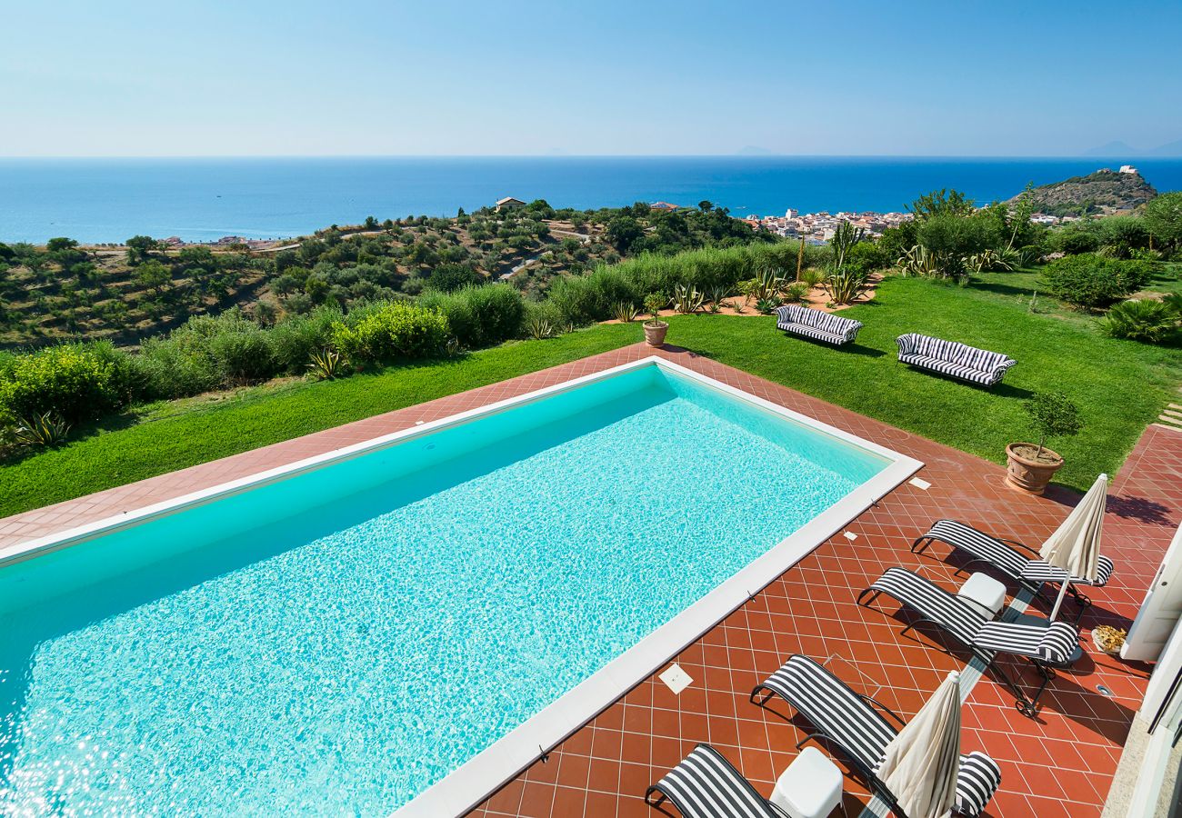 Villa in Capo d´Orlando - Villa with pool near the seaside resort of Capo D'Orlando, with sea views towards the Aeolian Islands, Sicily.