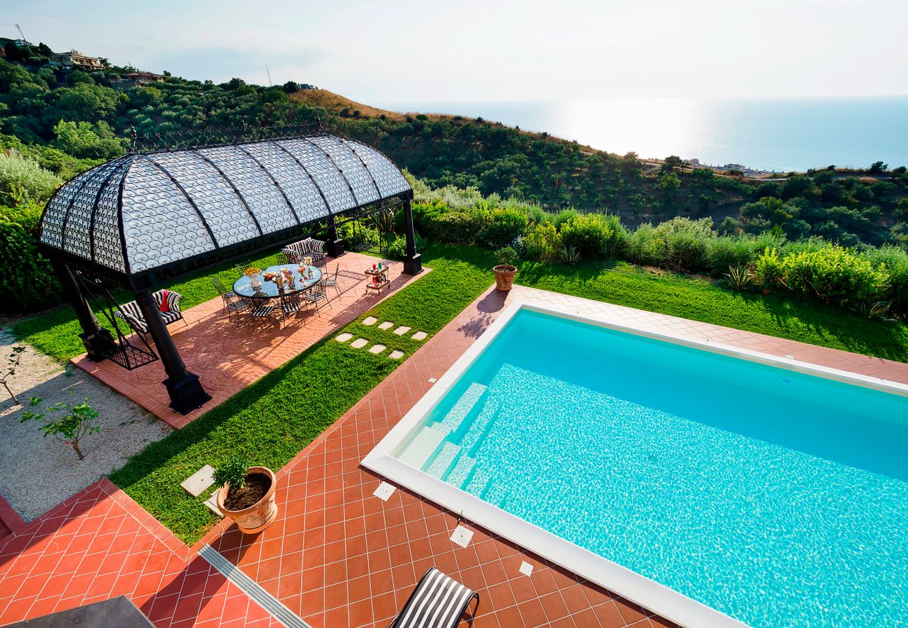 Villa in Capo d´Orlando - Villa with pool near the seaside resort of Capo D'Orlando, with sea views towards the Aeolian Islands, Sicily.