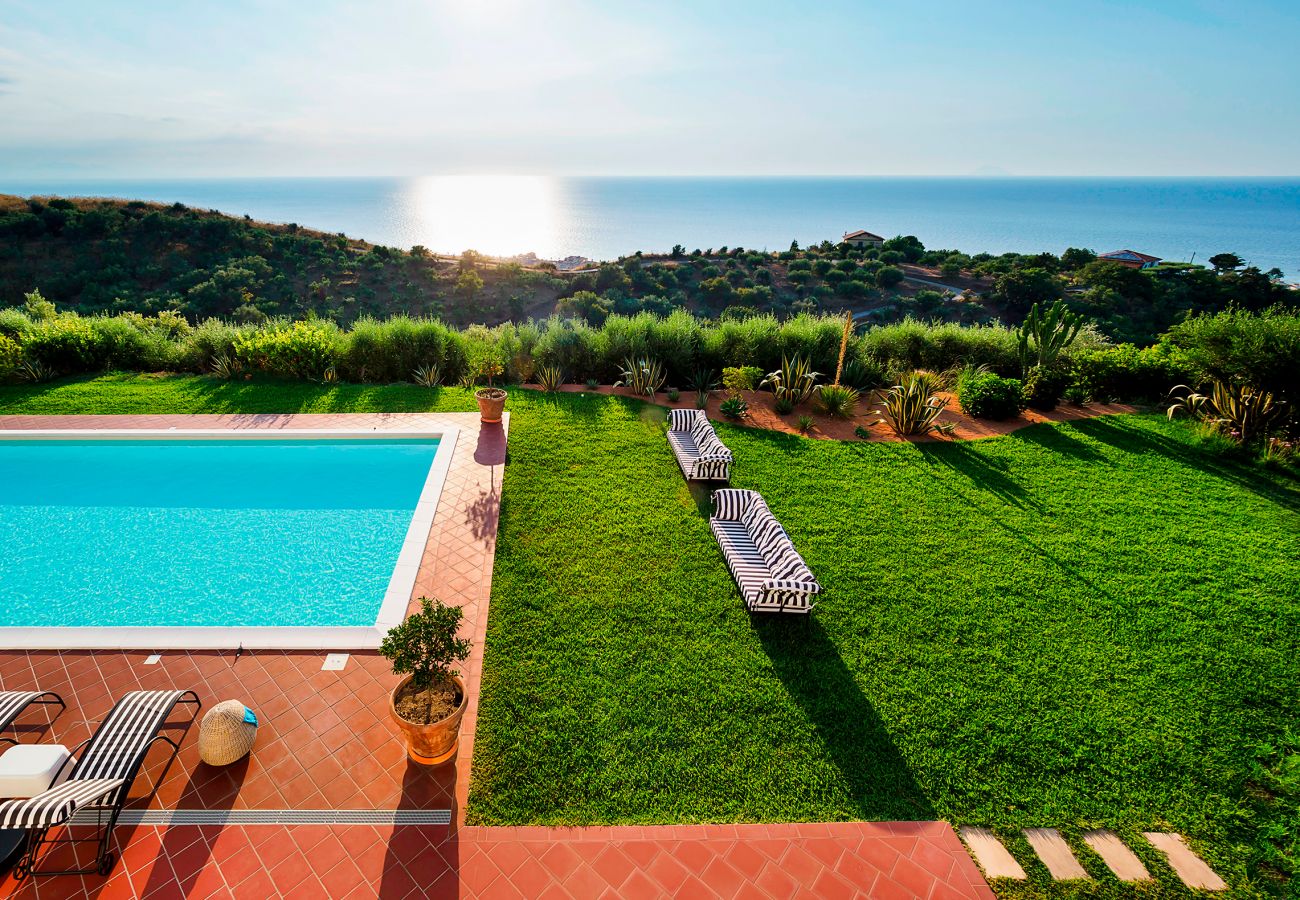 Villa in Capo d´Orlando - Villa with pool near the seaside resort of Capo D'Orlando, with sea views towards the Aeolian Islands, Sicily.