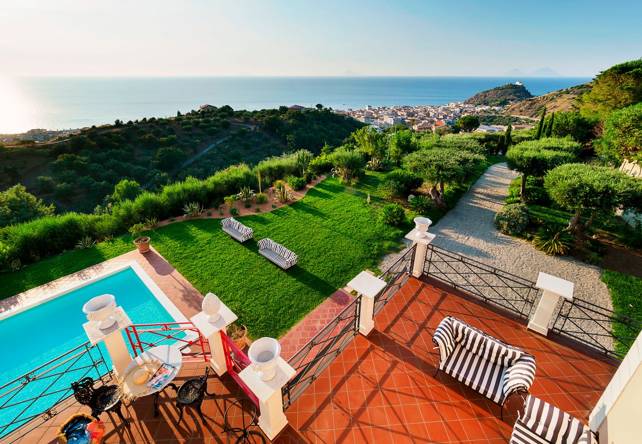 Villa in Capo d´Orlando - Villa with pool near the seaside resort of Capo D'Orlando, with sea views towards the Aeolian Islands, Sicily.