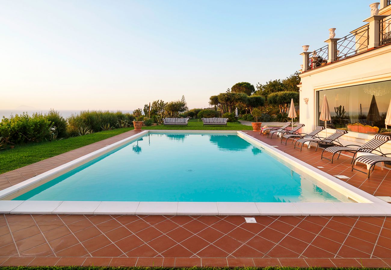 Villa in Capo d´Orlando - Villa with pool near the seaside resort of Capo D'Orlando, with sea views towards the Aeolian Islands, Sicily.