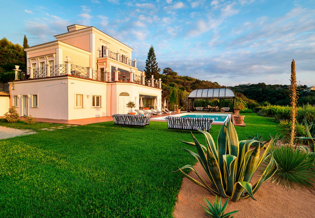 Villa in Capo d´Orlando - Villa with pool near the seaside resort of Capo D'Orlando, with sea views towards the Aeolian Islands, Sicily.