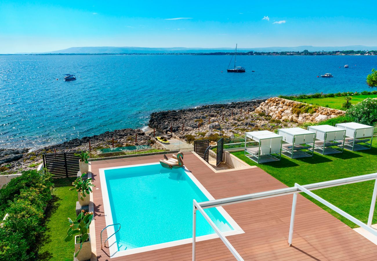 Villa in Syracuse - Villa with pool and direct access to the rocks below in Siracusa, Sicily