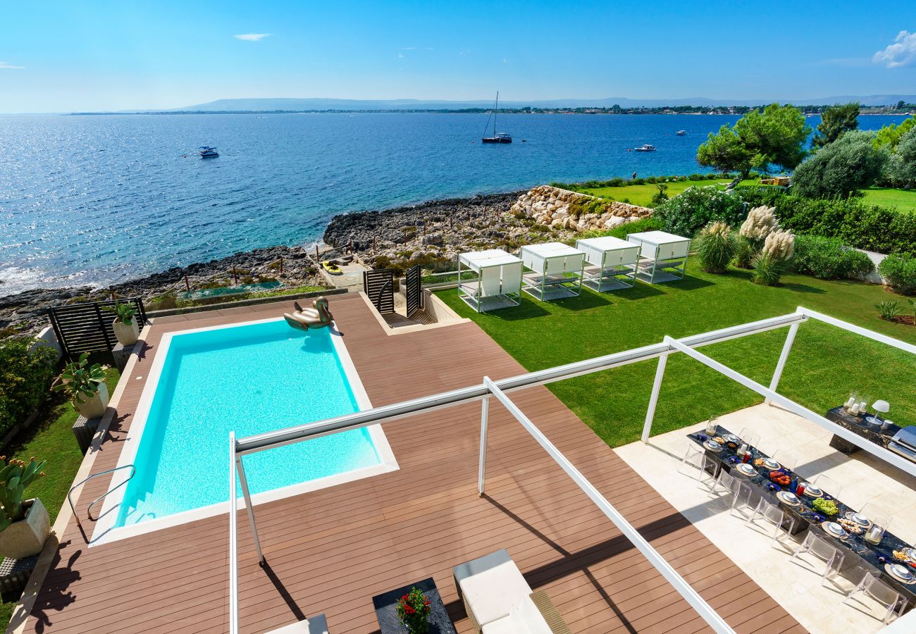 Villa in Syracuse - Villa with pool and direct access to the rocks below in Siracusa, Sicily