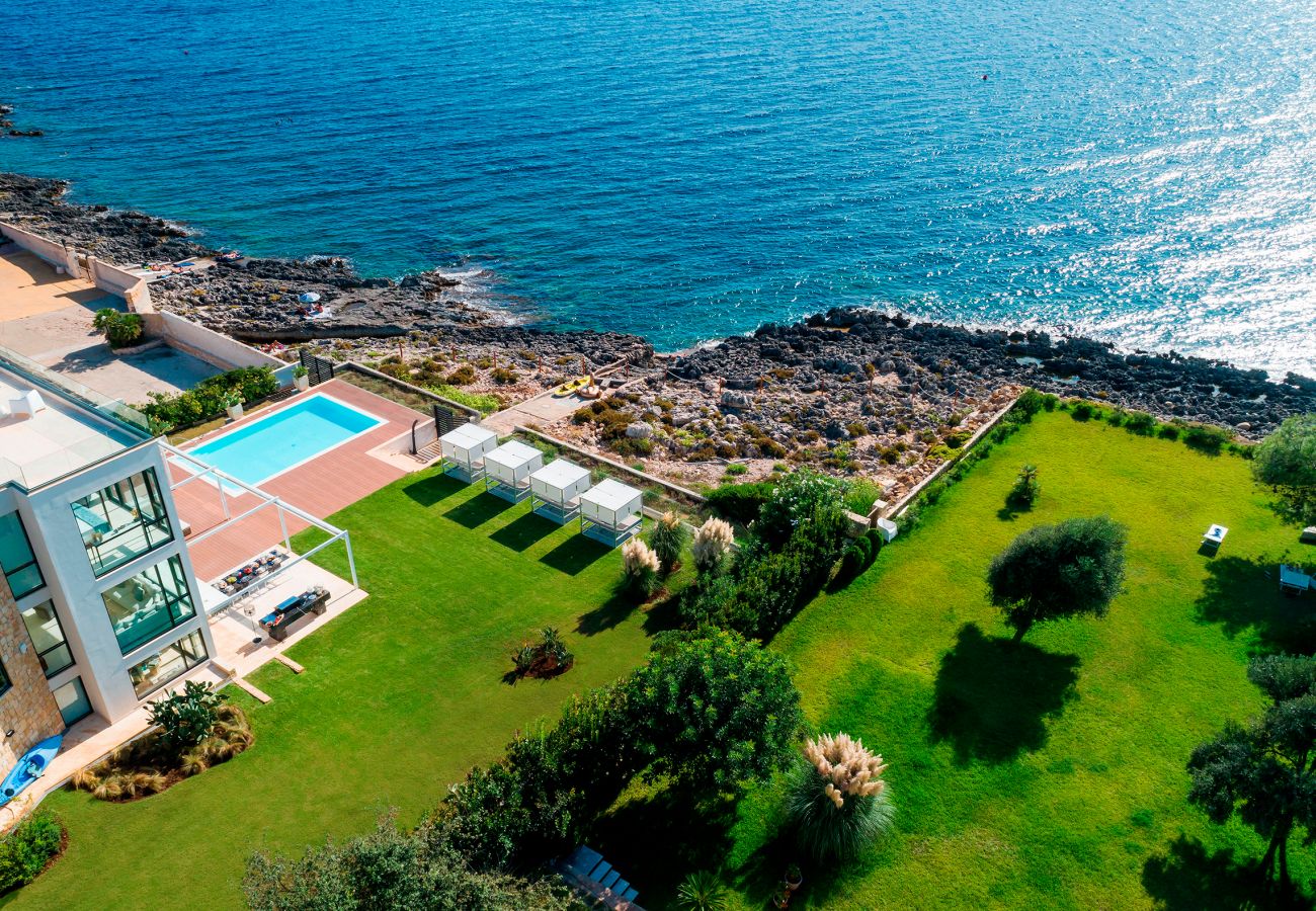 Villa in Syracuse - Villa with pool and direct access to the rocks below in Siracusa, Sicily