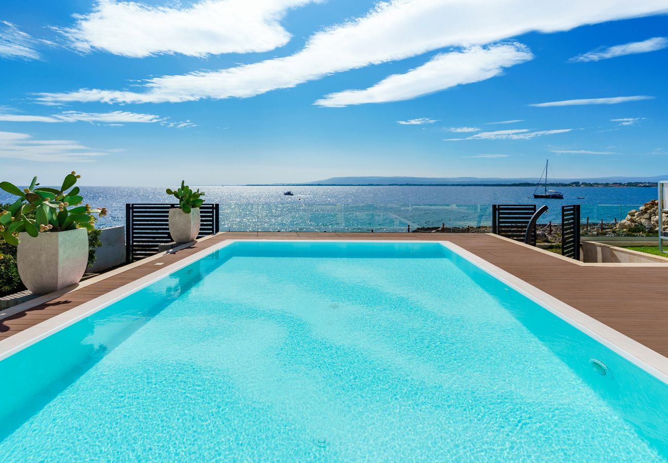 Villa in Syracuse - Villa with pool and direct access to the rocks below in Siracusa, Sicily