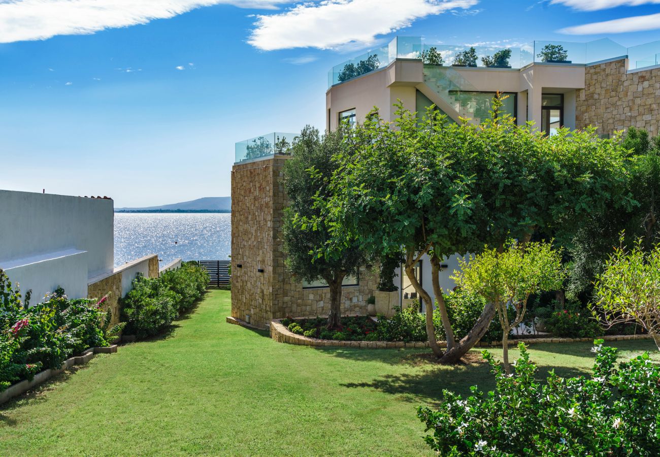 Villa in Syracuse - Villa with pool and direct access to the rocks below in Siracusa, Sicily