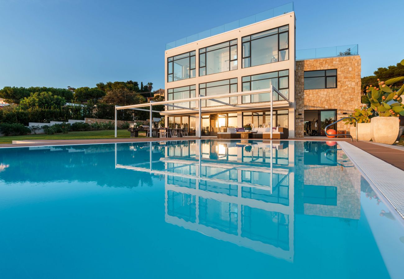 Villa in Syracuse - Villa with pool and direct access to the rocks below in Siracusa, Sicily