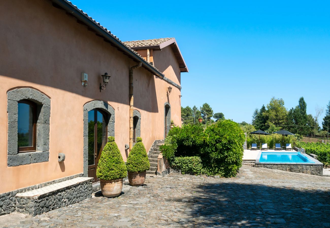 Villa in Pedara - Old country property with pool situated on the slopes of Mount Etna, Sicily.