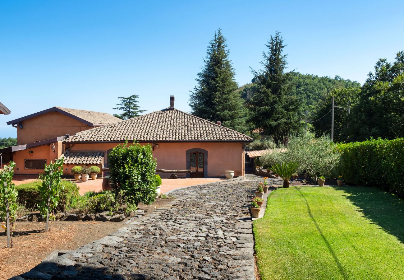 Villa in Pedara - Old country property with pool situated on the slopes of Mount Etna, Sicily.