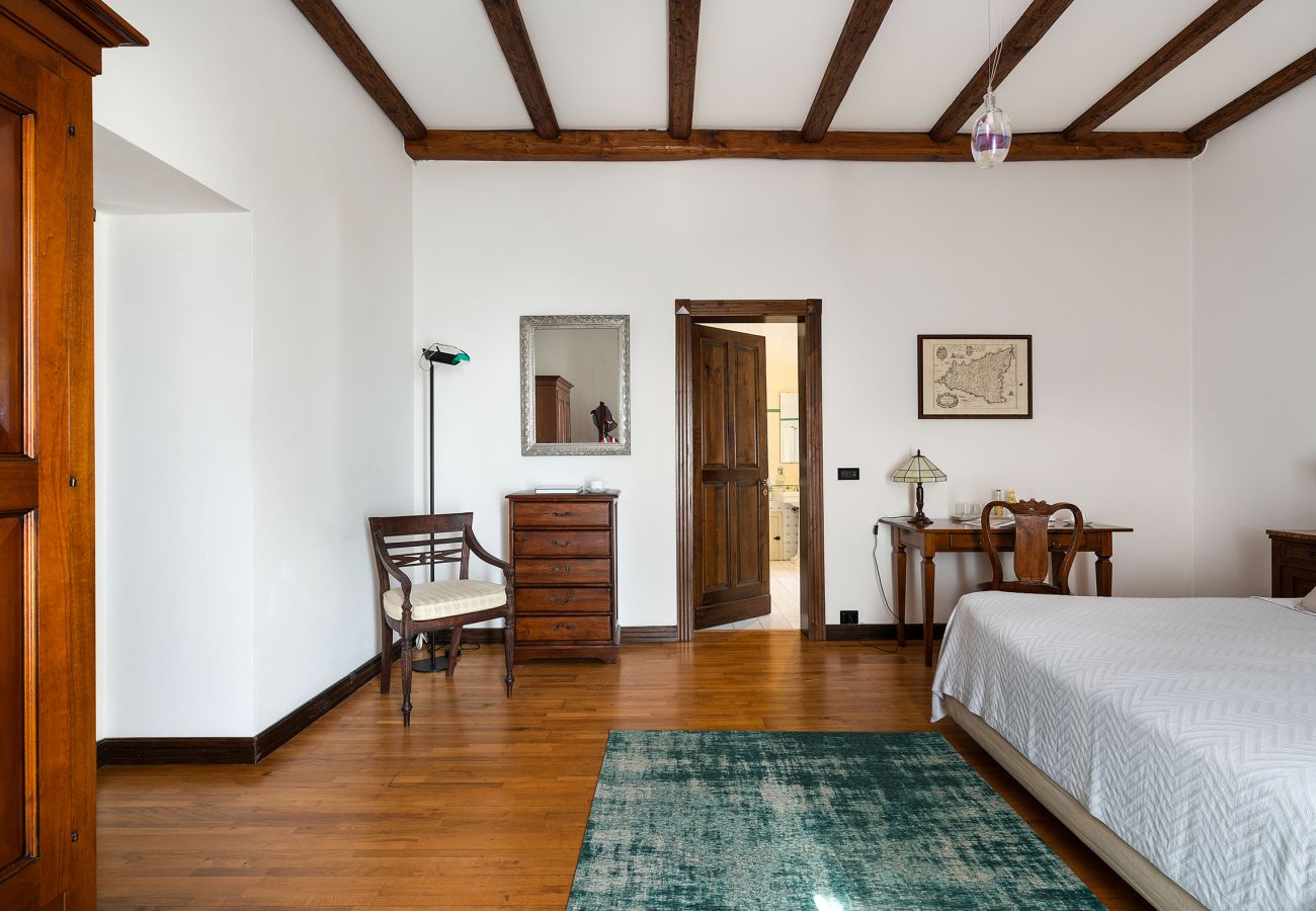 Villa in Pedara - Old country property with pool situated on the slopes of Mount Etna, Sicily.