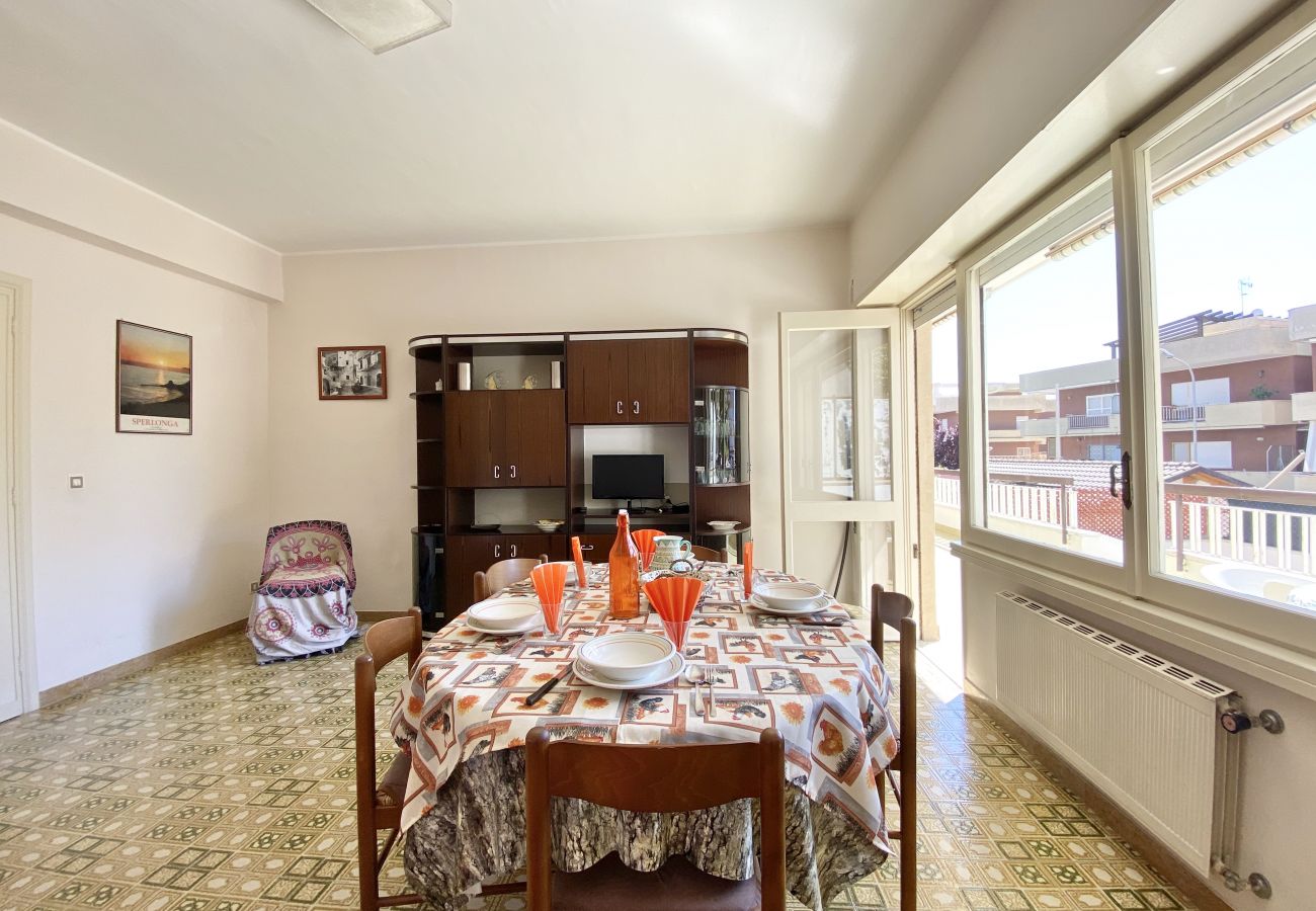 Apartment in Sperlonga - Comfortable four-room apartment with garden and garage