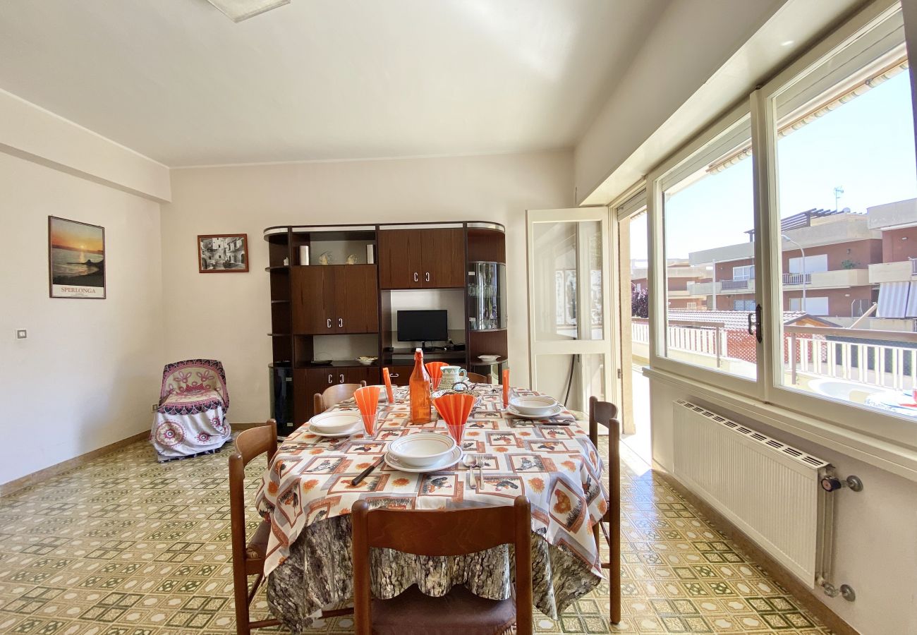 Apartment in Sperlonga - Comfortable four-room apartment with garden and garage