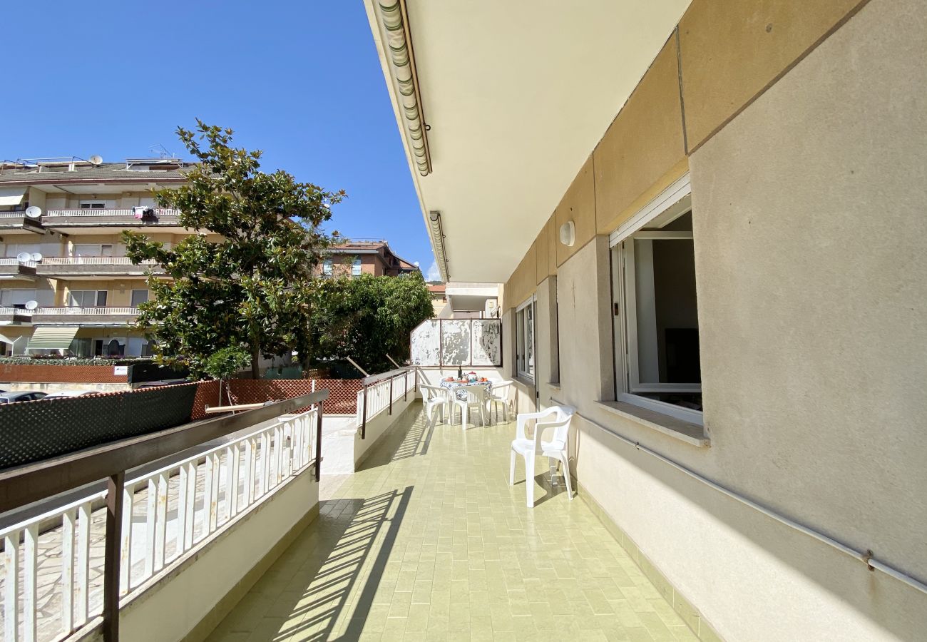 Apartment in Sperlonga - Comfortable four-room apartment with garden and garage