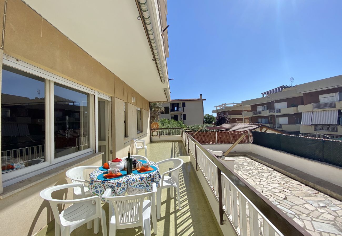 Apartment in Sperlonga - Comfortable four-room apartment with garden and garage