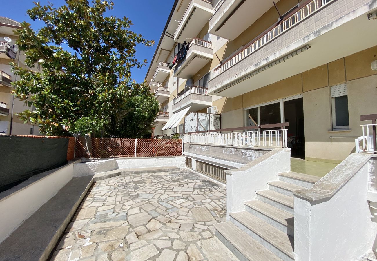 Apartment in Sperlonga - Comfortable four-room apartment with garden and garage