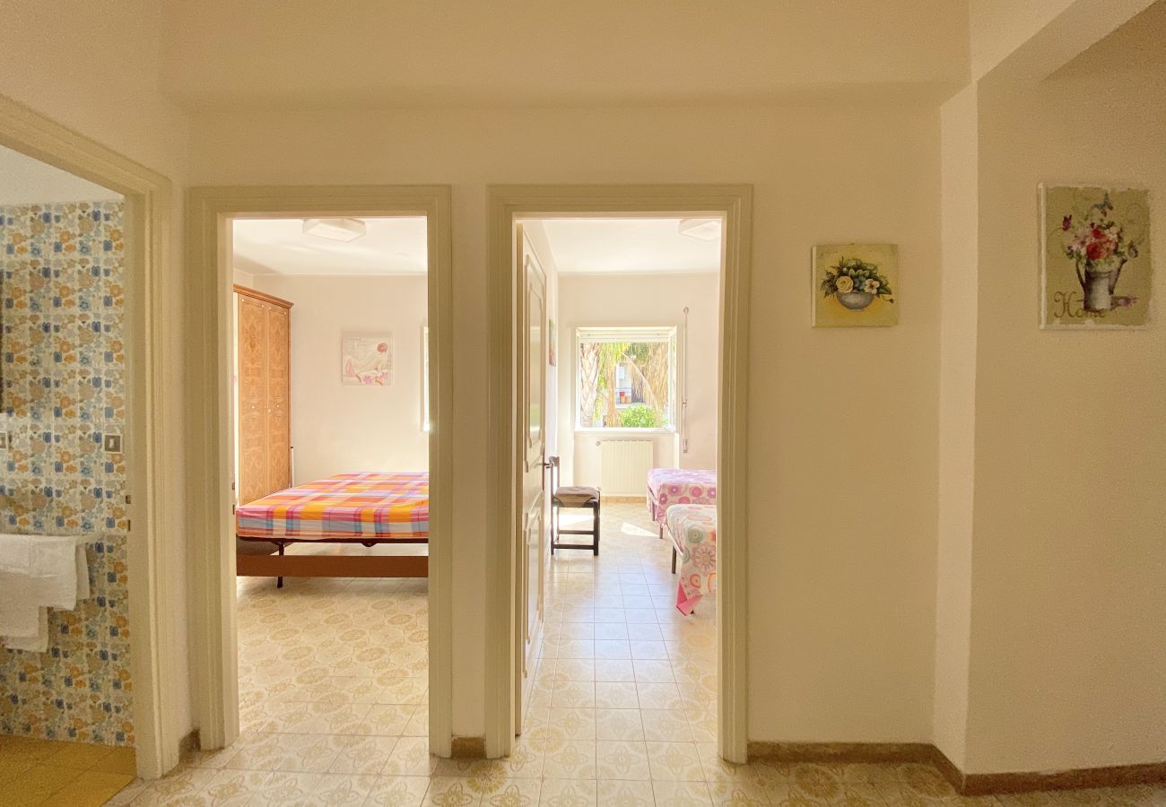 Apartment in Sperlonga - Comfortable four-room apartment with garden and garage