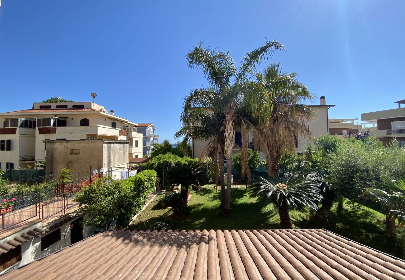 Apartment in Sperlonga - Comfortable four-room apartment with garden and garage