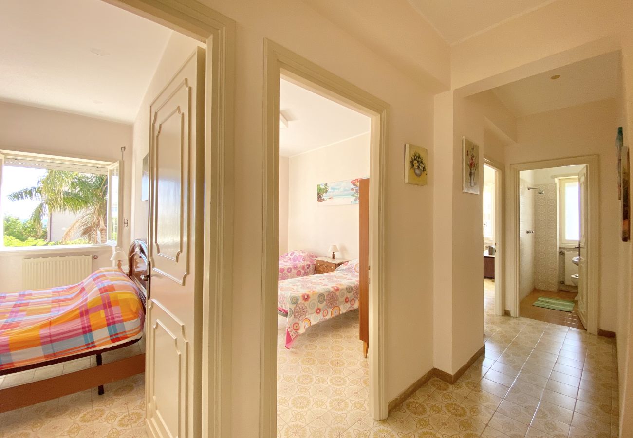 Apartment in Sperlonga - Comfortable four-room apartment with garden and garage