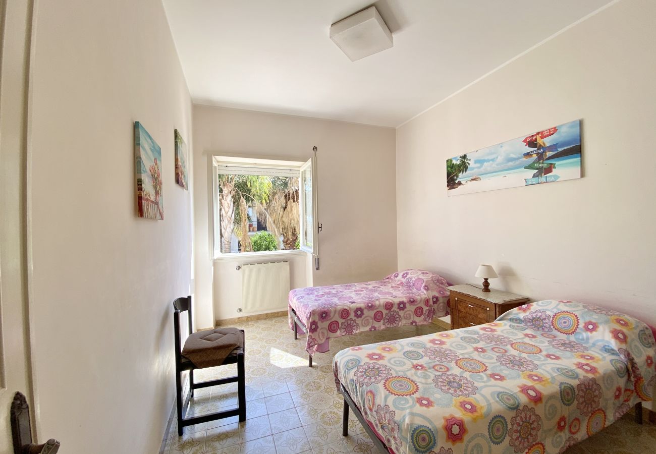 Apartment in Sperlonga - Comfortable four-room apartment with garden and garage