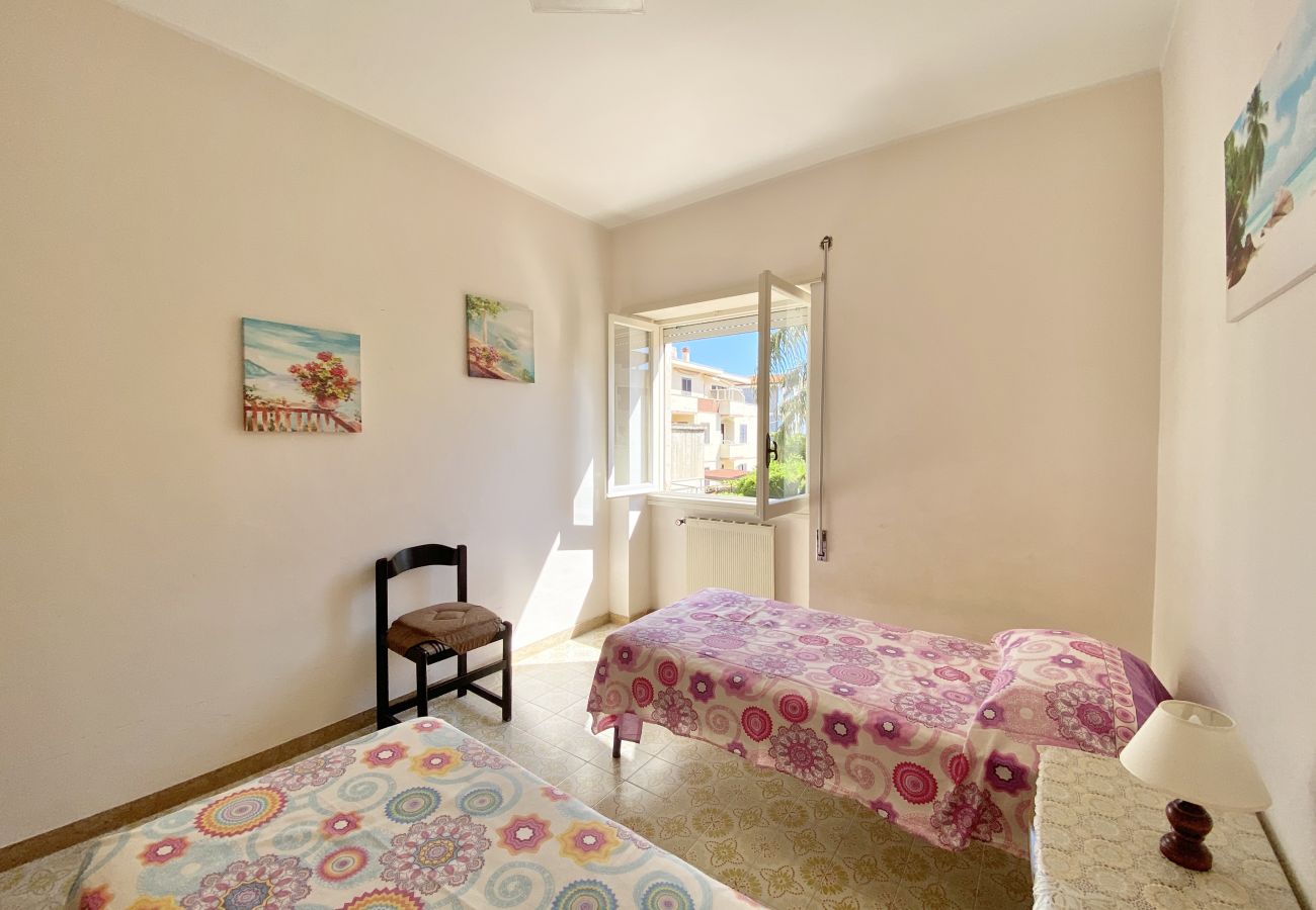 Apartment in Sperlonga - Comfortable four-room apartment with garden and garage