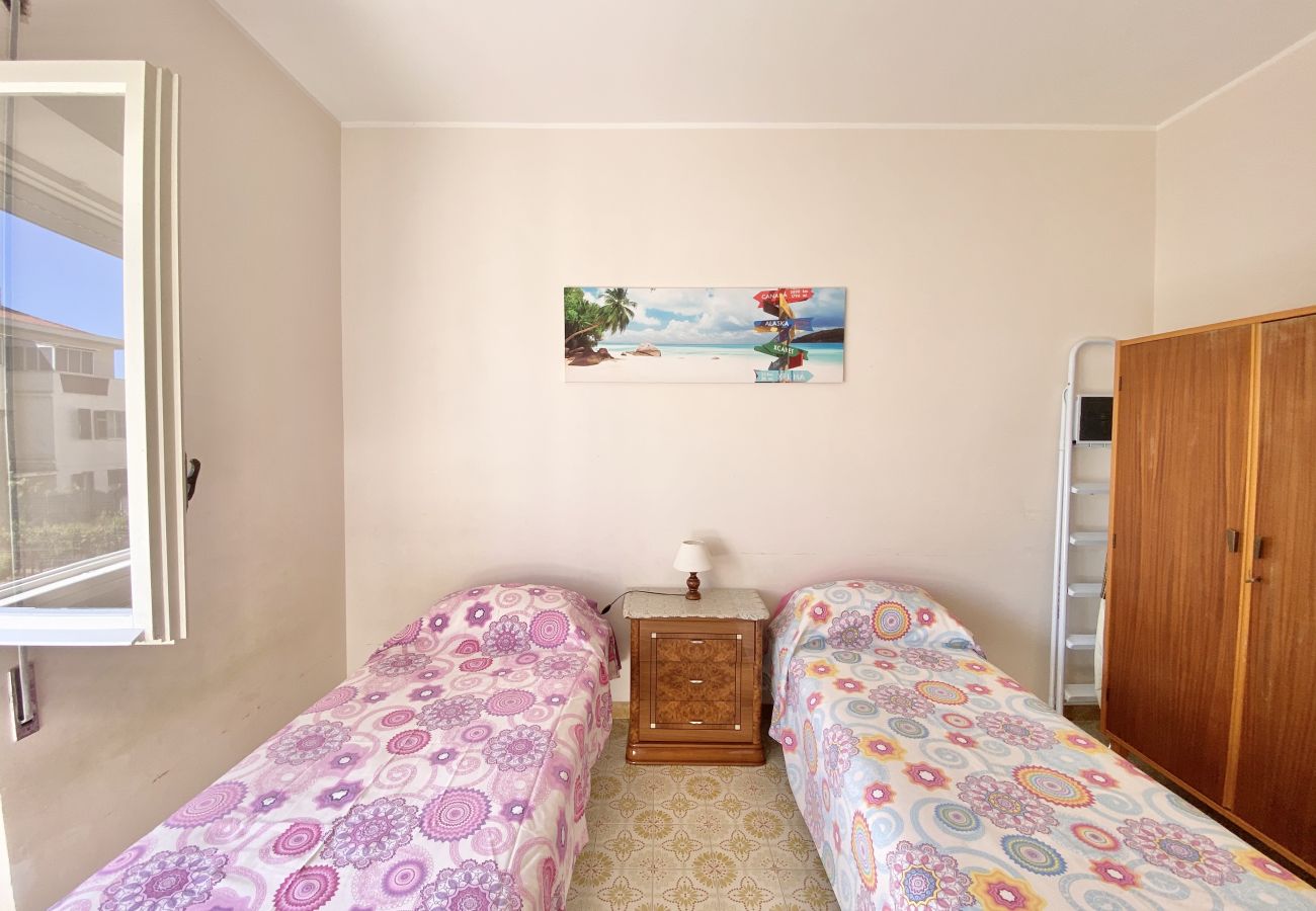 Apartment in Sperlonga - Comfortable four-room apartment with garden and garage