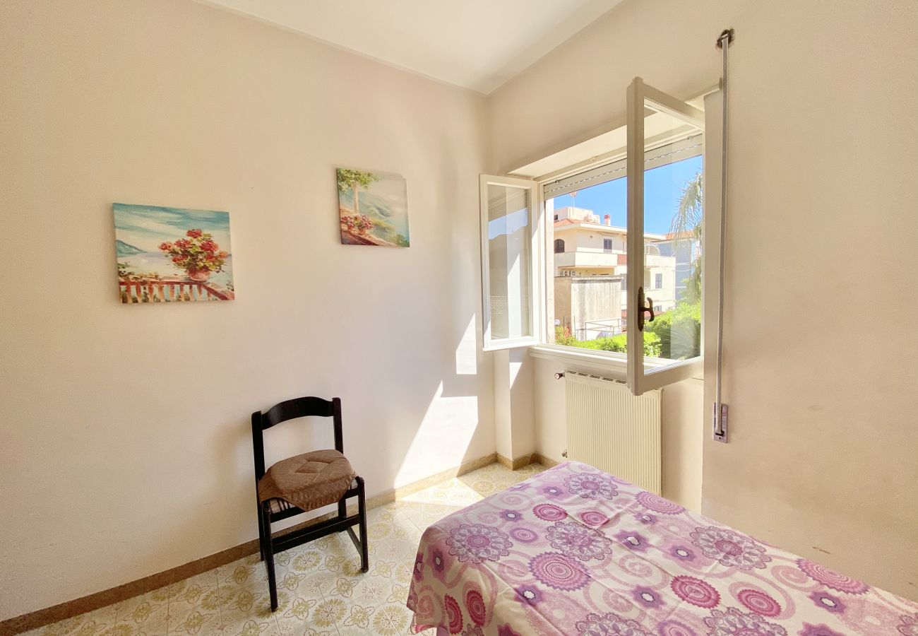 Apartment in Sperlonga - Comfortable four-room apartment with garden and garage