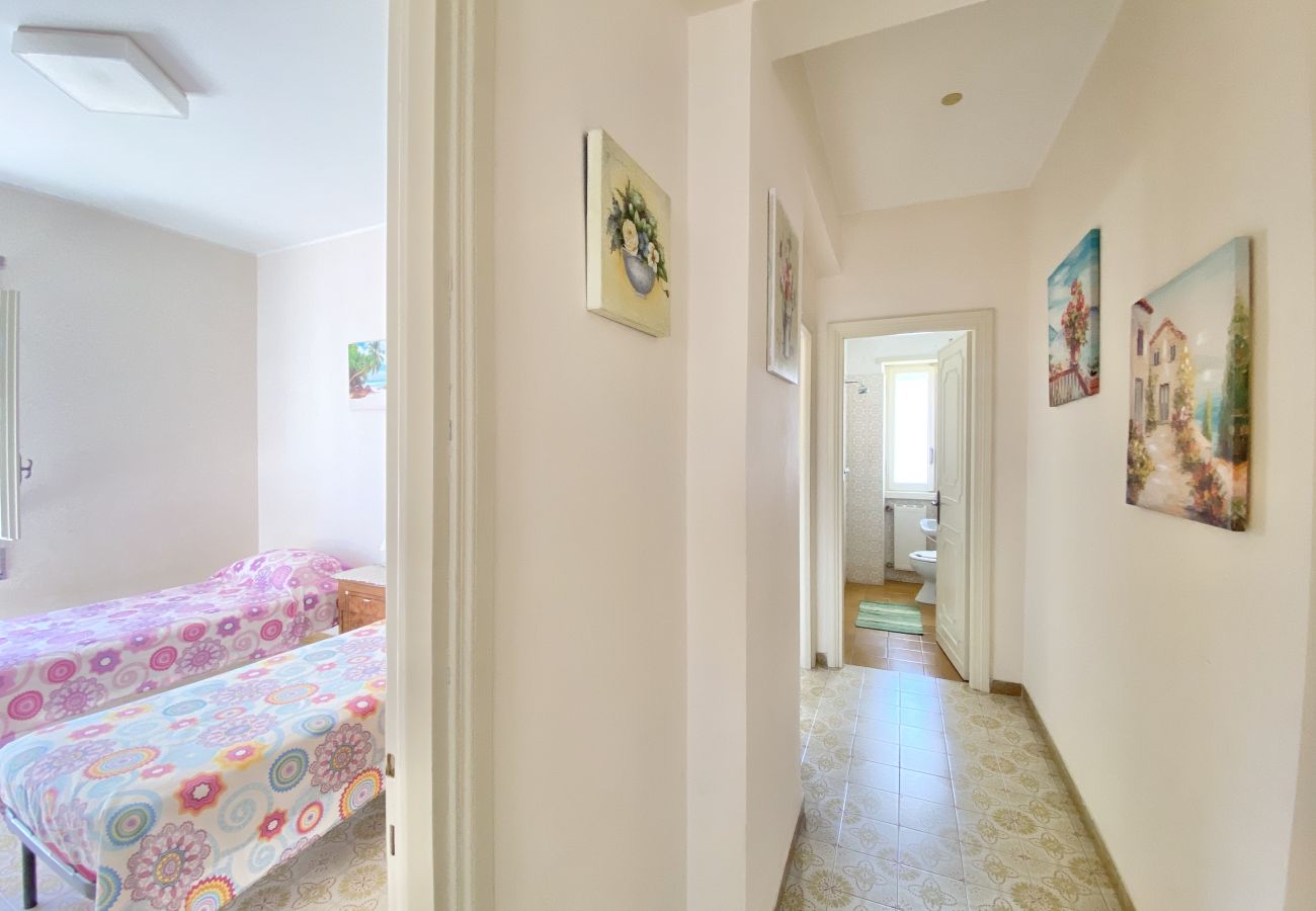 Apartment in Sperlonga - Comfortable four-room apartment with garden and garage