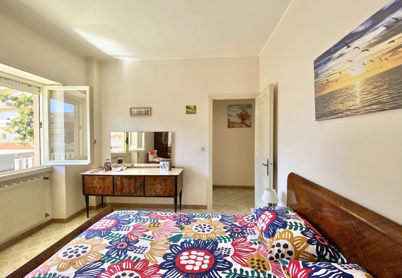 Apartment in Sperlonga - Comfortable four-room apartment with garden and garage