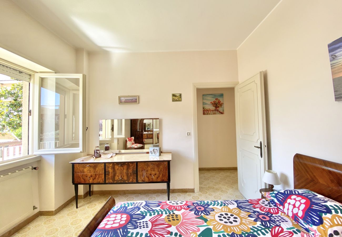 Apartment in Sperlonga - Comfortable four-room apartment with garden and garage