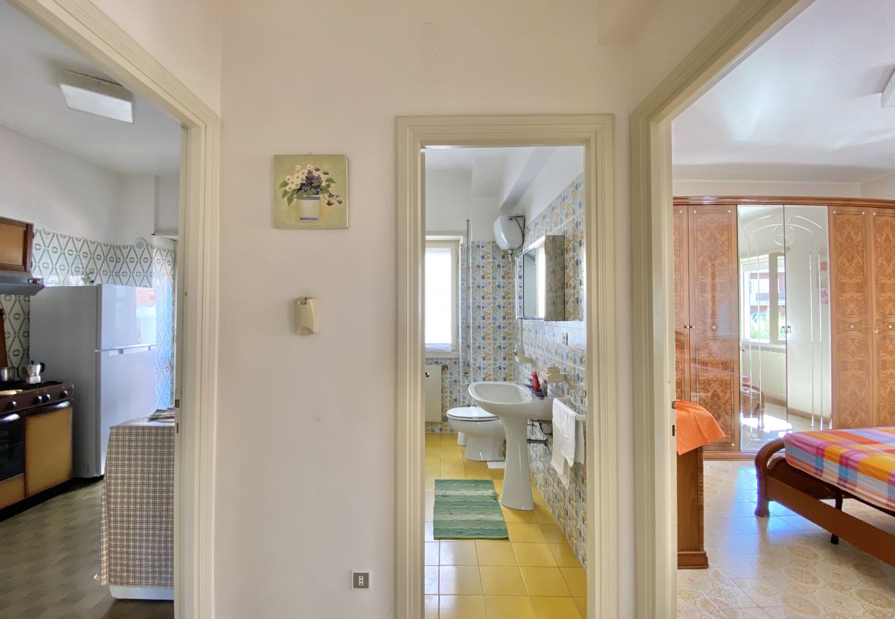 Apartment in Sperlonga - Comfortable four-room apartment with garden and garage