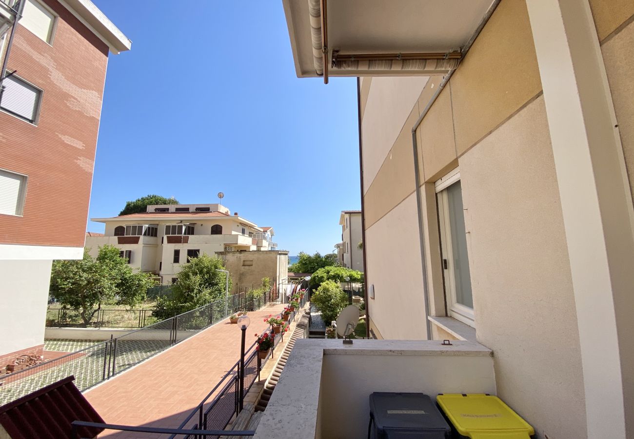 Apartment in Sperlonga - Comfortable four-room apartment with garden and garage