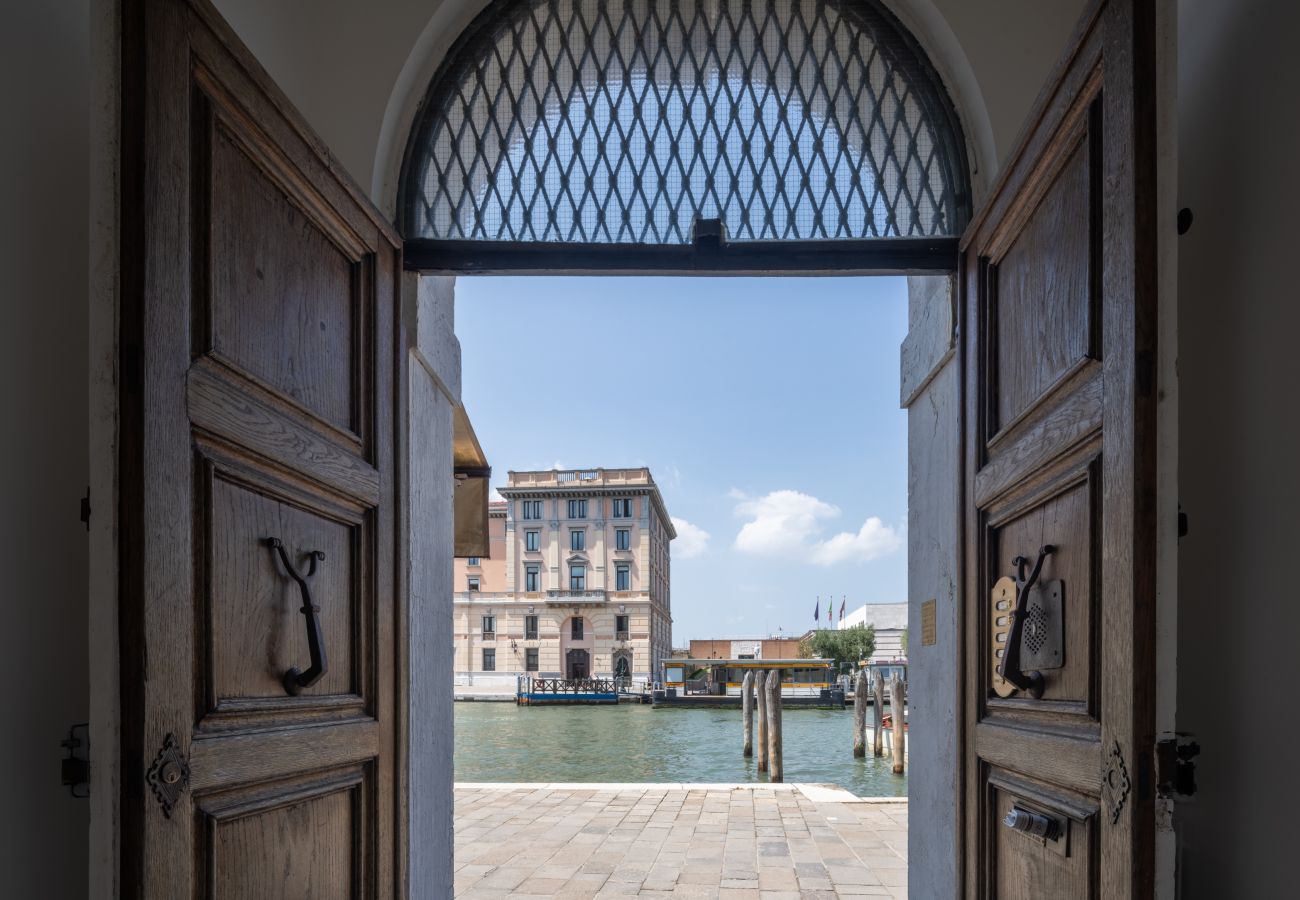 Apartment in Venice - Venetian Palace Blue Apartment R&R