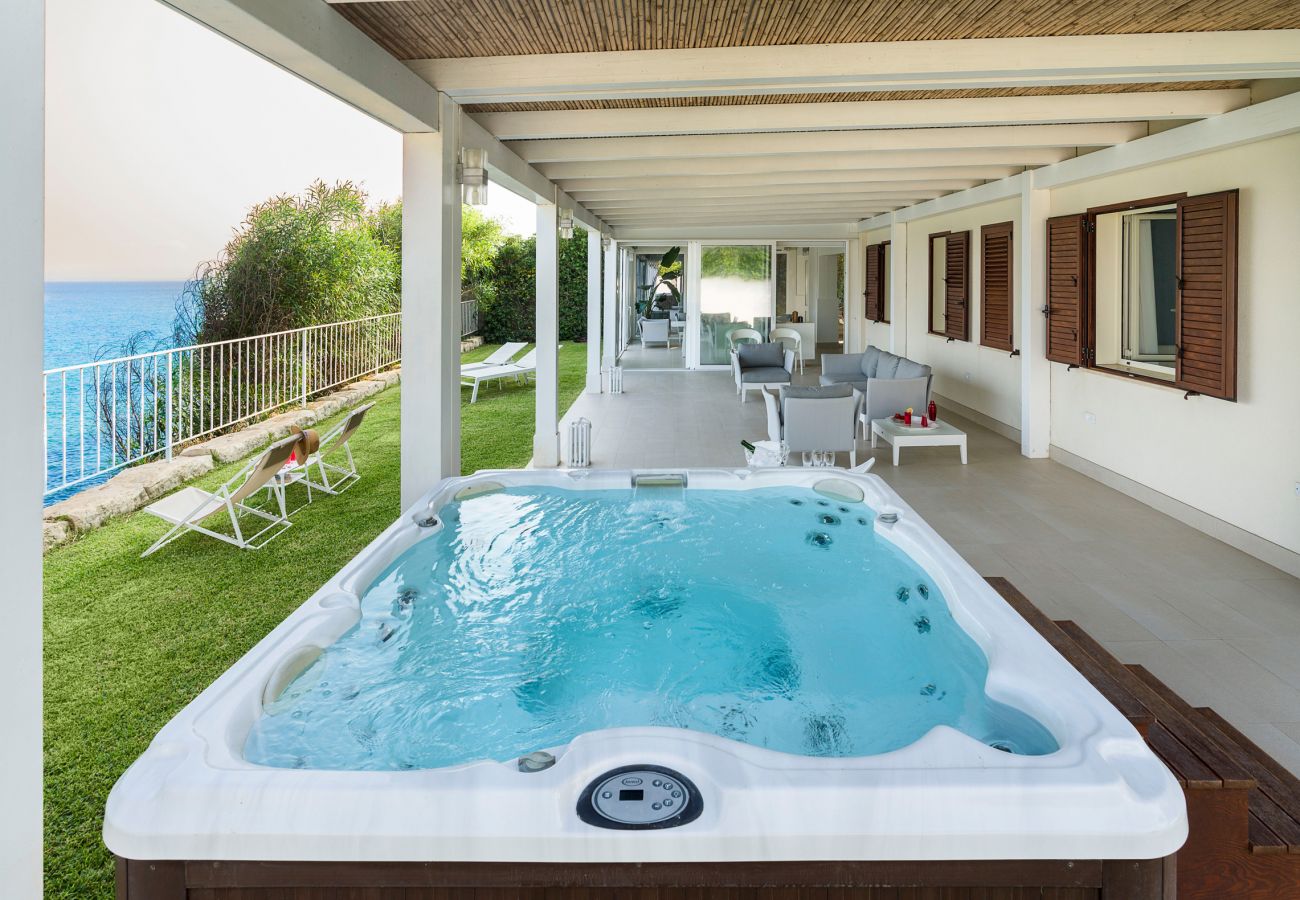 Villa in Noto - Sea front villa with Jacuzzi, Lido di Noto, Sicily