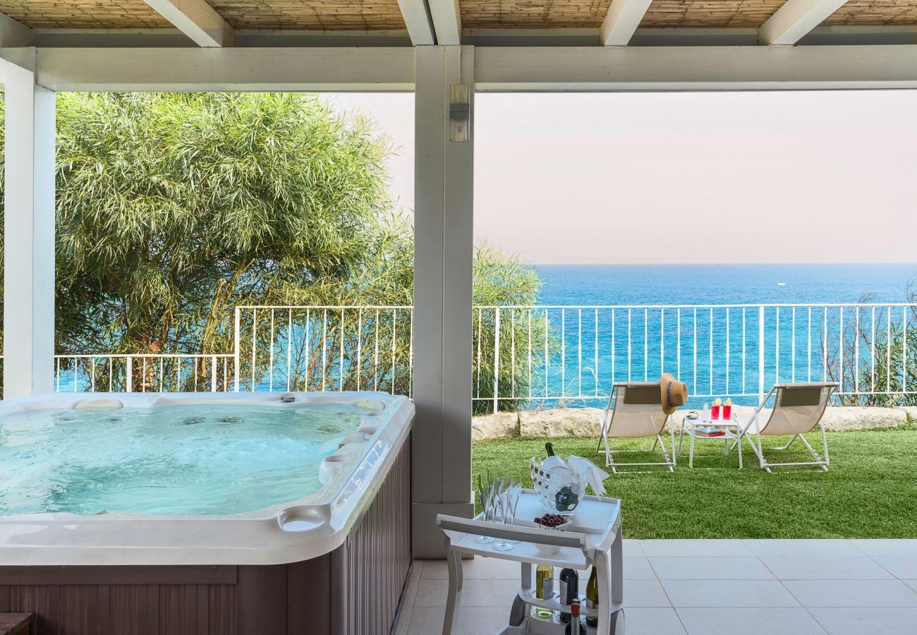 Villa in Noto - Sea front villa with Jacuzzi, Lido di Noto, Sicily