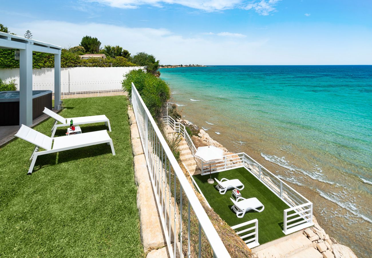 Villa in Noto - Sea front villa with Jacuzzi, Lido di Noto, Sicily