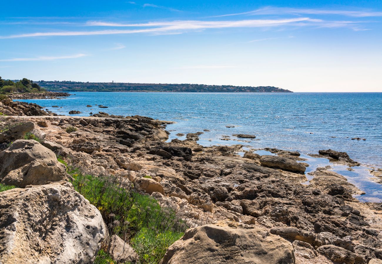 House in Syracuse - Sea front villa ,direct access to the rocky beach, Siracusa, Sicily