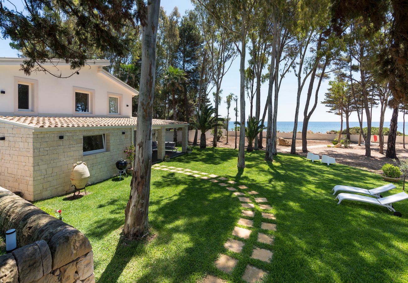 House in Syracuse - Sea front villa ,direct access to the rocky beach, Siracusa, Sicily