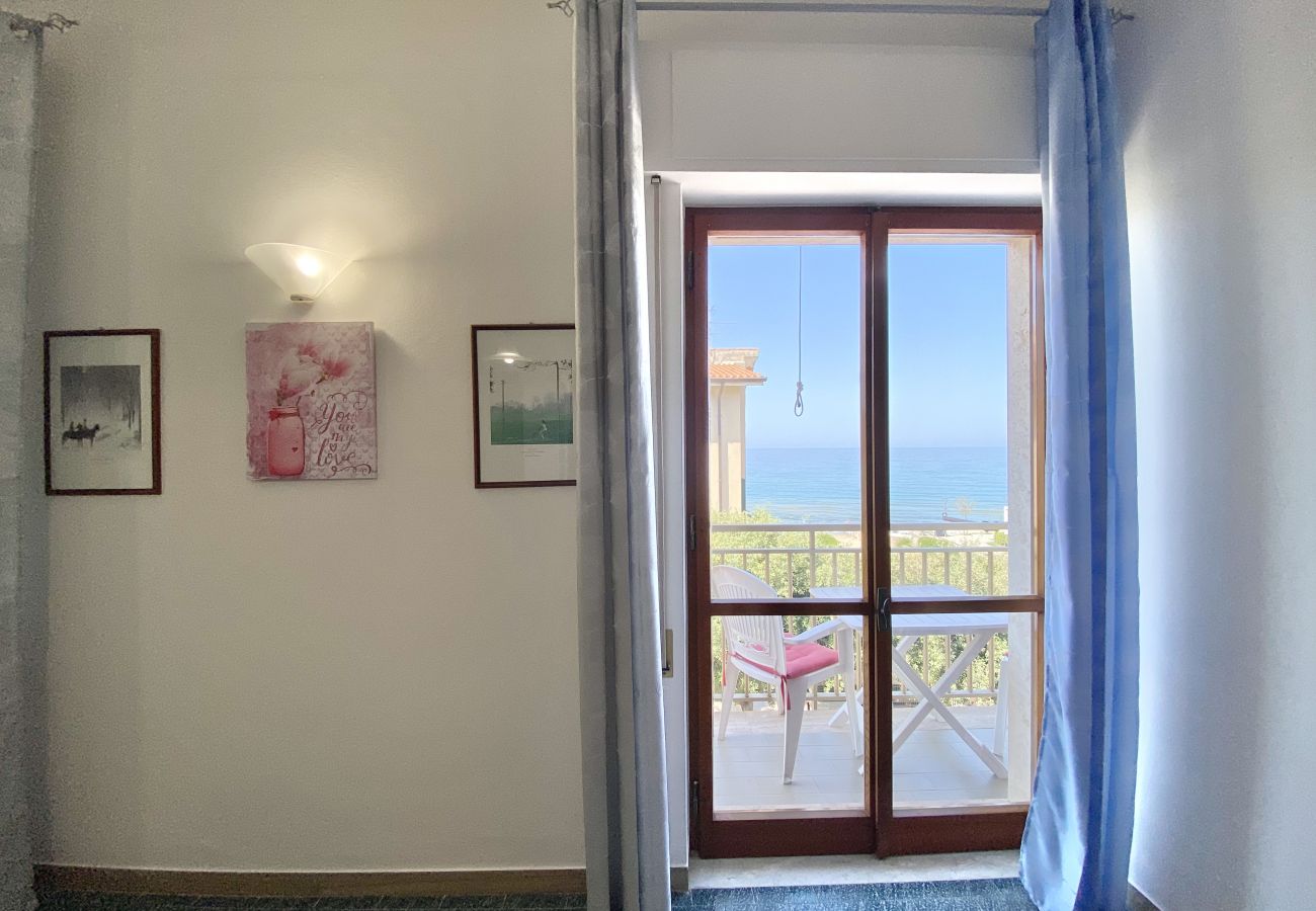 Apartment in Sperlonga - Seaside apartment with sea view