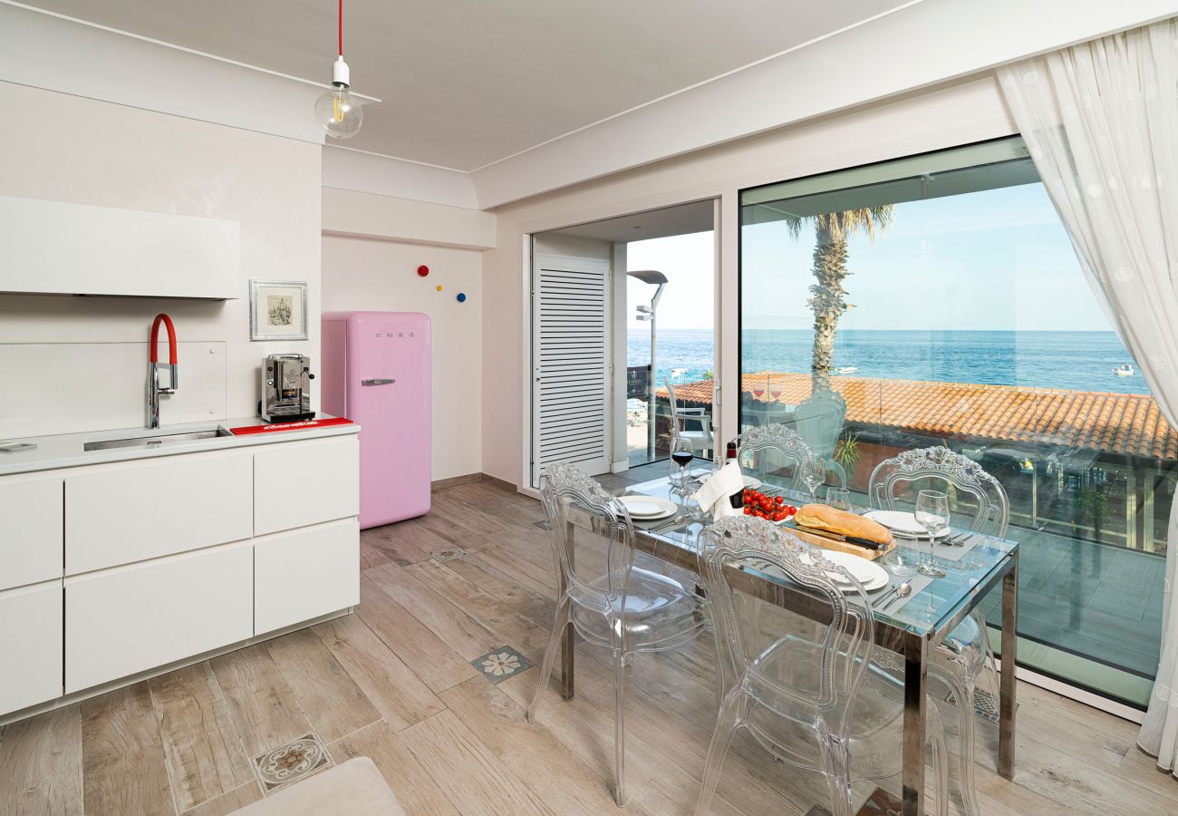 Apartment in Letojanni - Seafront apartment with terrace in Letojanni, Sicily