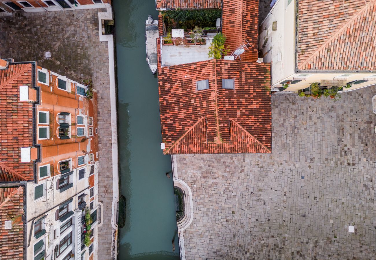 Apartment in Venice -   Independent Mansion Overlooking the Canal R&R