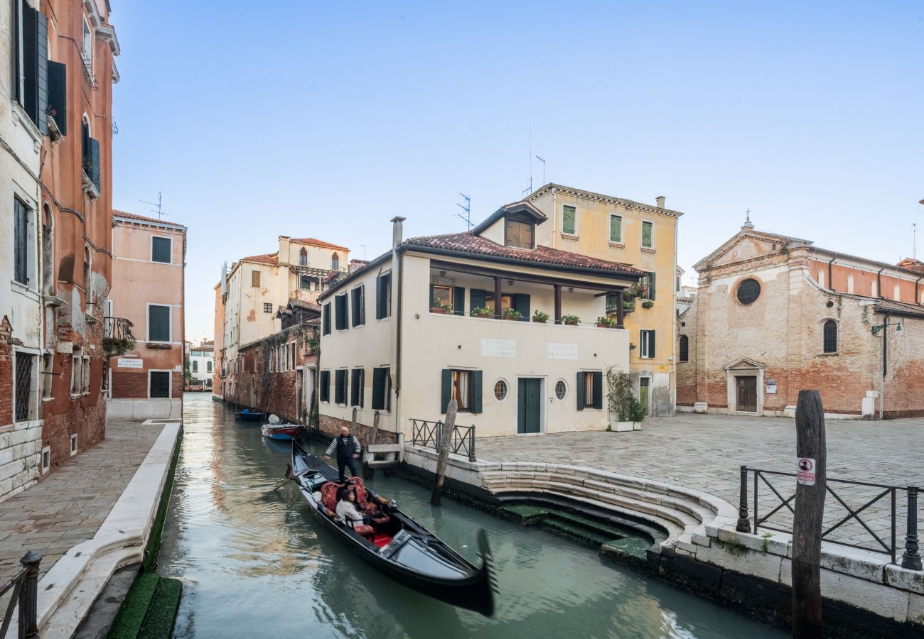 Apartment in Venice -   Independent Mansion Overlooking the Canal R&R