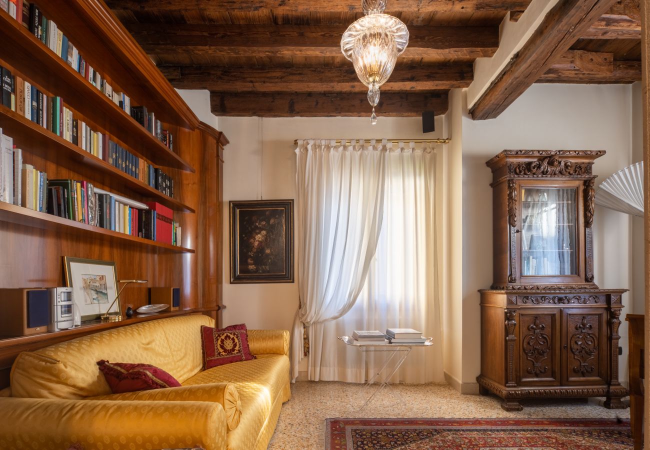 Apartment in Venice -   Independent Mansion Overlooking the Canal R&R