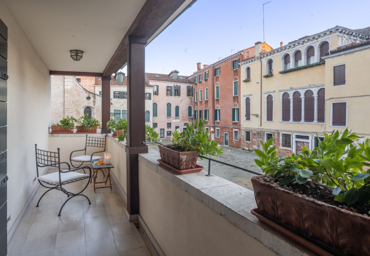 Apartment in Venice -   Independent Mansion Overlooking the Canal R&R