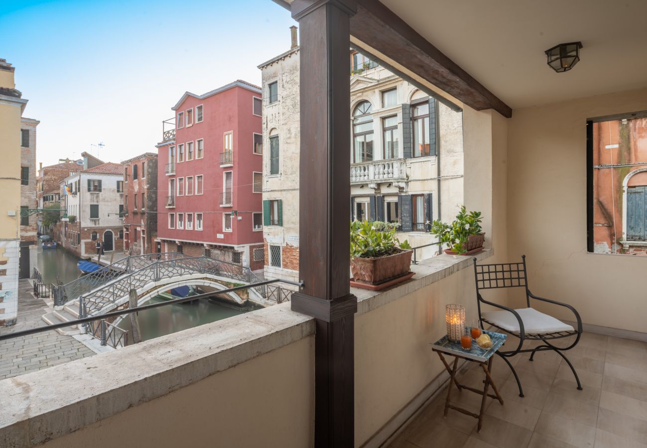 Apartment in Venice -   Independent Mansion Overlooking the Canal R&R