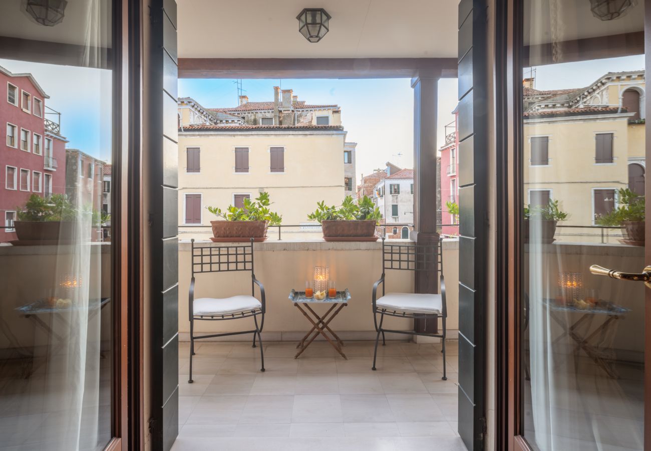 Apartment in Venice -   Independent Mansion Overlooking the Canal R&R