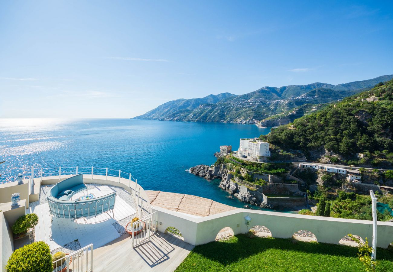 Villa in Maiori - Luxury Villa Vittoria- Villa with garden, swimming pool and jacuzzi overlooking the sea